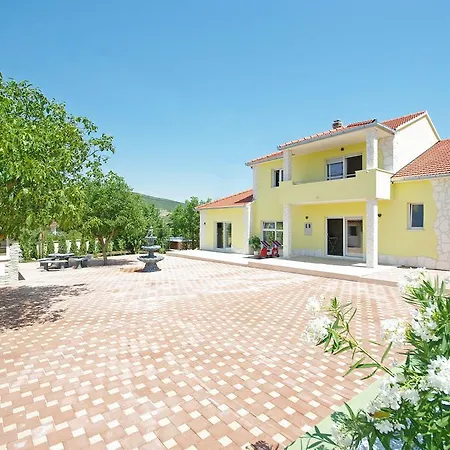 Adria Queen Vila Klis